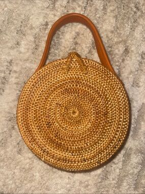 BAMBOO Round Woven Straw Shoulder Bag in Golden Brown with Tan Handle